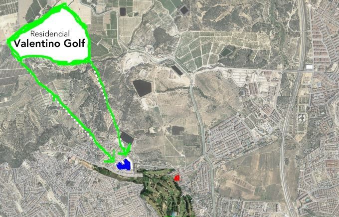 Karta över närområdet. Promenaden ner till Plazan börjar hemma i Valentino Golf, blå-markerat, gatan ner och genom golfbanan (Villamartín Golf), i rondellen tar vi höger och ser då Plazan hundratalet meter ner, vid den röda pricken på kartan. Till La Zenía Boulevard tar man bilen (ca 400 gratis parkeringsplatser) och likaså till La Zenía Beach. Också här är det gratis att parkera överallt på gatorna.