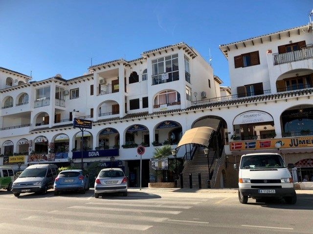 Villamartín Plaza: Knappt 10 minuters promenad från lägenheten ligger vårt eget lilla restaurang- och affärscentrum. Här finns 20-25 restauranger som tillfredsställer de flesta smaker. Har man barn med i sällskapet är det lämpligt att välja en av restaurangerna en halv trappa ner så att de kan springa fritt på ”torget” medan föräldrarna äter färdigt i lugn och ro. Under sommaren sjuder ”Plazan” av liv från förmiddag till långt in på natten