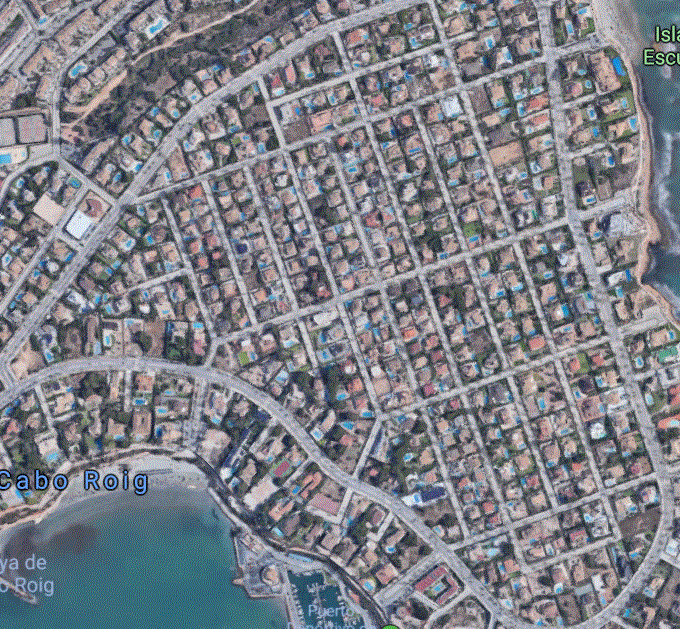 Strandpromenaden västerut slutar i Cabo Roig. Gör du den här promenaden på morgonen så är det underbart att inta frukosten på baren i marinan samtidigt som du beskådar båtarna av varierande storlek.