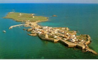 Varje dag lämnar minst en katamaran Torreviejas hamn för att ta sig till Tabarca-öarna, som en gång var tillflyktsort för pirater. Under ersan hinner du också se de övriga öarna i området.