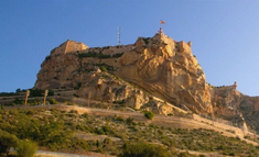 Santa Barbara Castle vakar över Alicante.