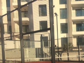 Vår egen padelbana ett par steg från dörren och i direkt anslutning till en av poolerna.