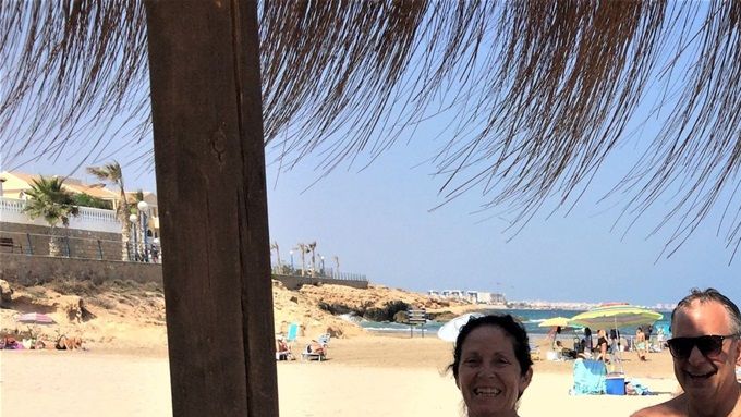 Härligt minne från strandbaren på Zenia Beach med bästa väninnan, maken och jag 😊