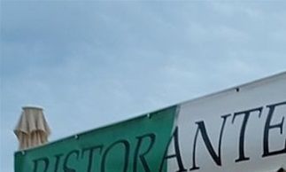 Den anspråkslösa entrén med sin digra Menue till höger om dörren. Det går fint att äta inne eller på terrassen utomhus.